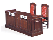 被告席 Court furniture